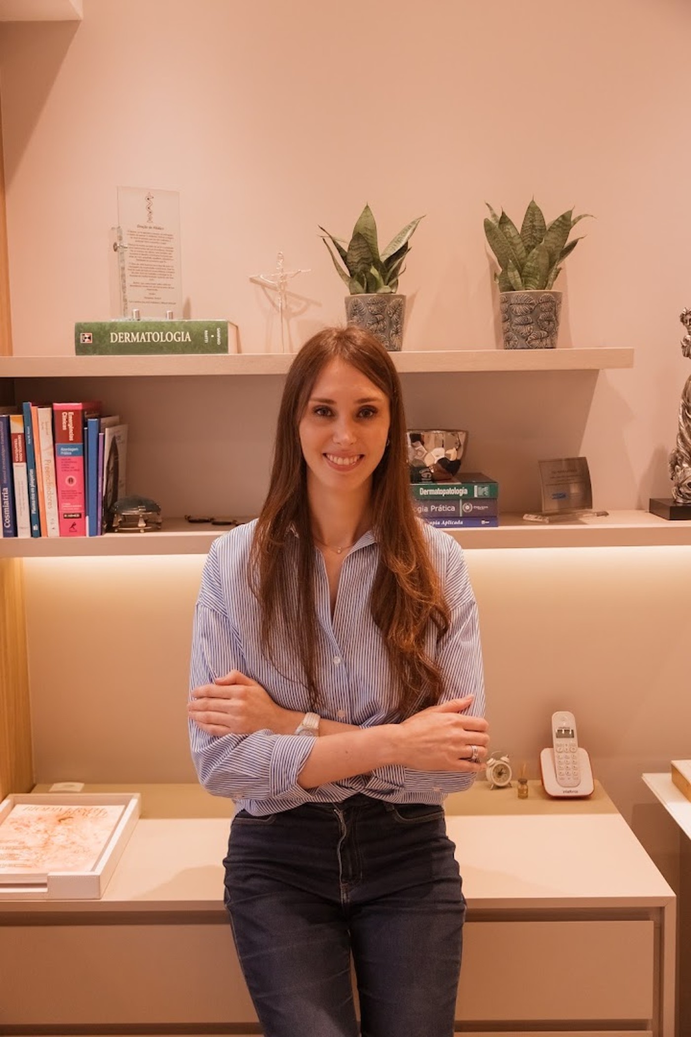 Retrato da Dra. Karina Hübner, dermatologista, em seu consultório em Curitiba